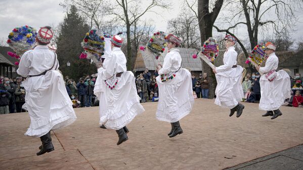 Những người trẻ tuổi khiêu vũ trong lễ hội truyền thống mùa Đông ở Bucharest, Romania - Sputnik Việt Nam