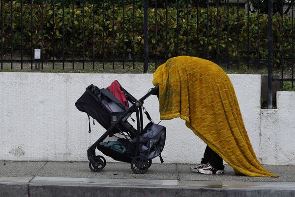 Người vô gia cư trong mưa ở Los Angeles - Sputnik Việt Nam