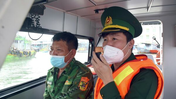 Lực lượng Bộ đội biên phòng tỉnh Bình Định thông báo, kêu gọi tàu thuyền vào trú tránh bão tại cảng cá Quy Nhơn - Sputnik Việt Nam