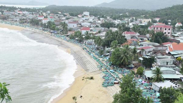 Ảnh hưởng của bão số 9 khiến sóng biển ở Phú Yên dâng cao, mạnh - Sputnik Việt Nam