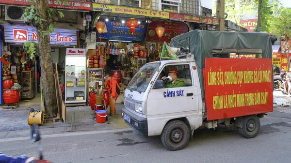 Lực lượng chức năng nhắc nhở việc đóng cửa các cửa hàng kinh doanh không thiết yếu trên phố Hàng Nón (phường Hàng Gai). - Sputnik Việt Nam