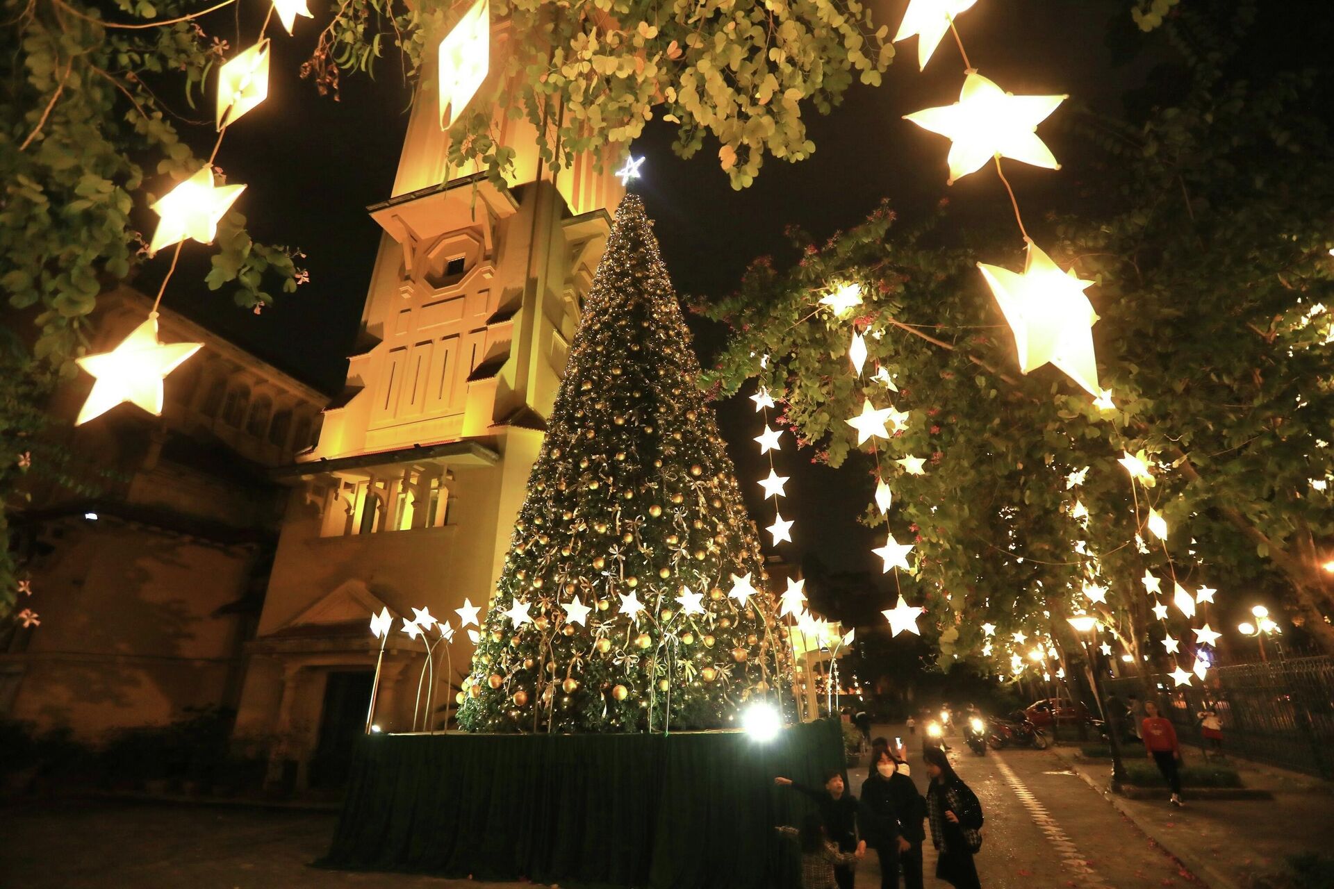 Cây thông lớn được trang trí cầu kỳ cùng những dãy đèn ngôi sao tỏa sáng làm nổi bật Nhà thờ giáo xứ Cửa Bắc khi Giáng sinh đang đến. - Sputnik Việt Nam, 1920, 19.12.2021