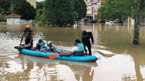 Giải cứu người dân từ những ngôi nhà bị ngập trong nước lụt ở Malaysia - Sputnik Việt Nam