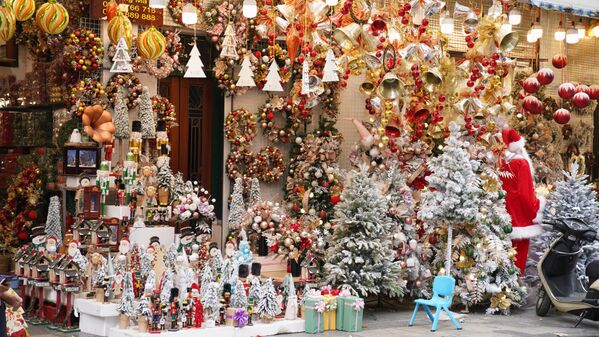Các cửa hàng tràn ngập đồ trang trí trong dịp Giáng sinh  - Sputnik Việt Nam
