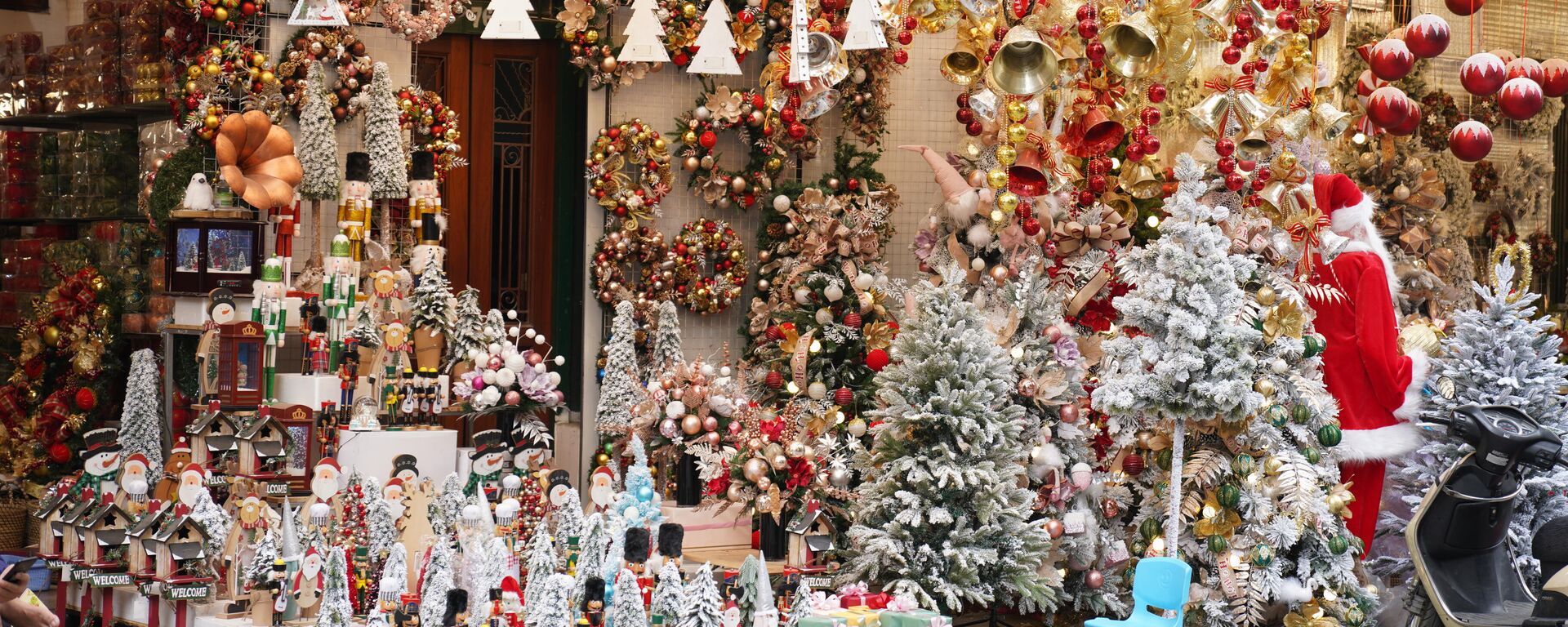 Các cửa hàng tràn ngập đồ trang trí trong dịp Giáng sinh  - Sputnik Việt Nam, 1920, 21.12.2021