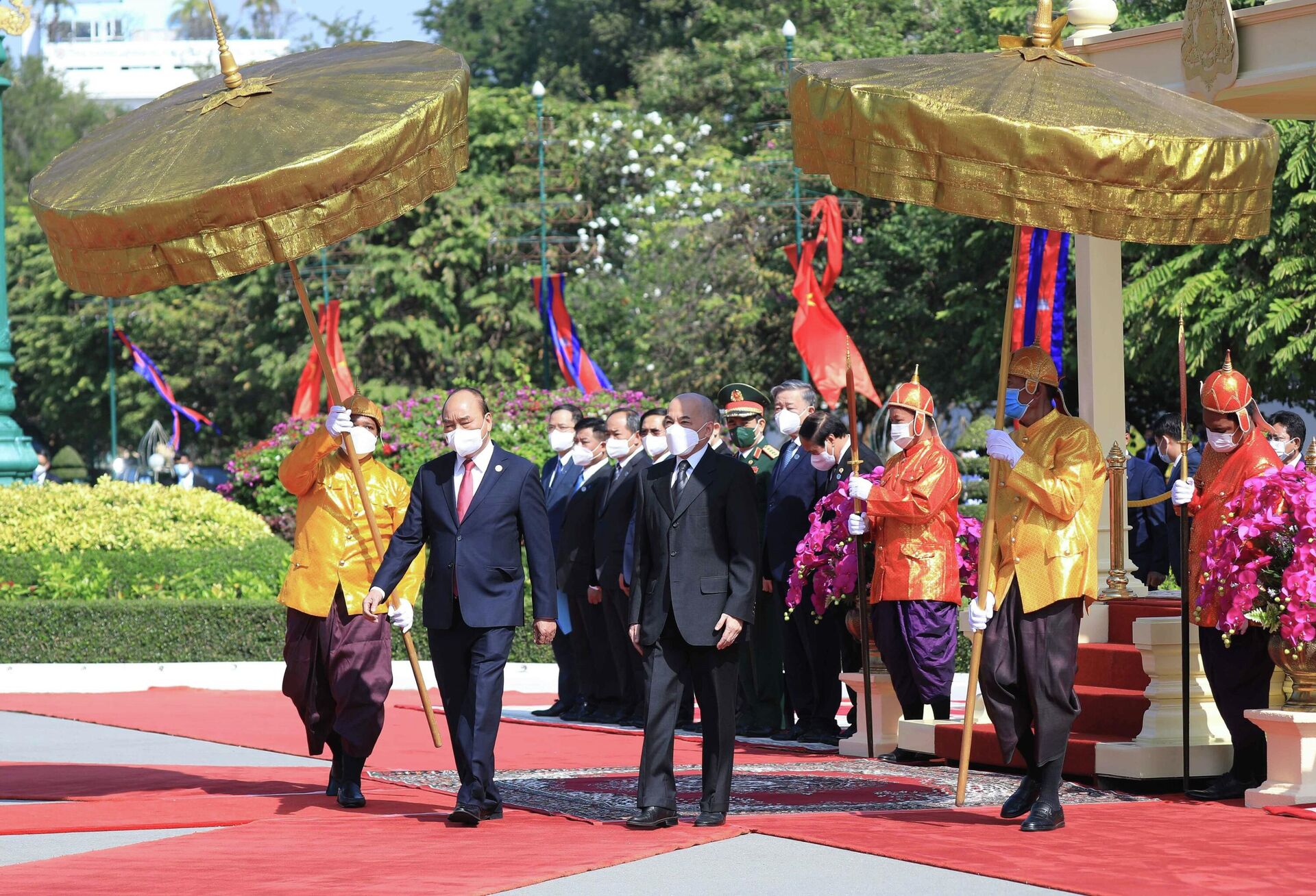 Quốc vương Campuchia Norodom Sihamoni chủ trì Lễ đón Chủ tịch nước Nguyễn Xuân Phúc tại Cung điện Hoàng gia - Sputnik Việt Nam, 1920, 21.12.2021