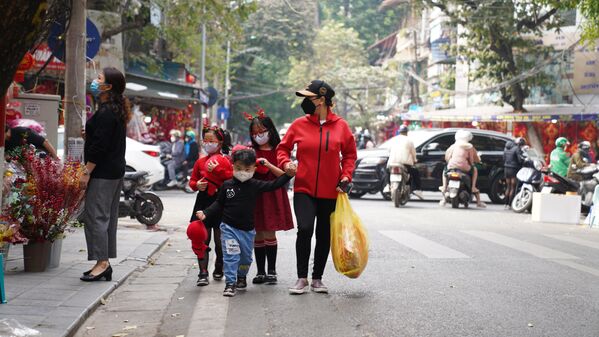 Nhiều người dân cùng gia đình dạo chơi trên phố, tận hưởng không khí Giáng Sinh - Sputnik Việt Nam