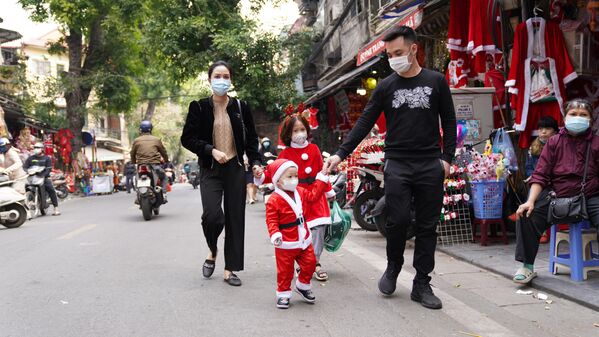 Nhiều người dân cùng gia đình dạo chơi trên phố, tận hưởng không khí Giáng Sinh - Sputnik Việt Nam