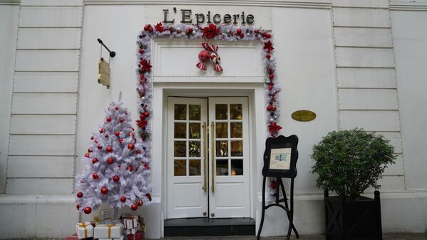 Nhà hàng L'Epicerie và khách sạn Metropol trang trí vui tươi chuẩn bị cho Lễ Giáng Sinh tới gần - Sputnik Việt Nam