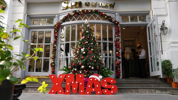 Nhiều cửa hàng, nhà hàng và khách sạn trang trí vui tươi chuẩn bị cho Lễ Giáng Sinh tới gần - Sputnik Việt Nam
