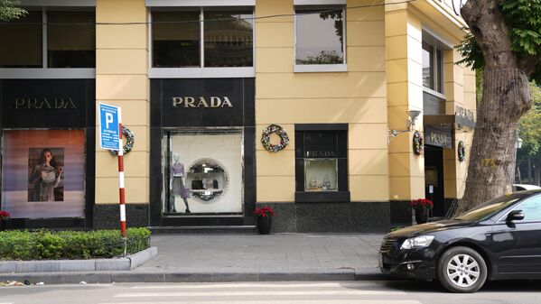 Cửa hàng Prada trang trí vui tươi chuẩn bị cho Lễ Giáng Sinh tới gần - Sputnik Việt Nam