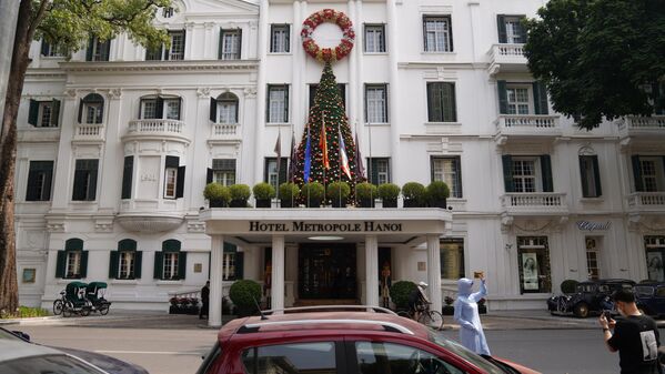 Khách sạn Metropol trang trí vui tươi chuẩn bị cho Lễ Giáng Sinh tới gần - Sputnik Việt Nam