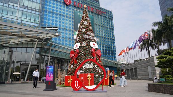 Cây thông Noel dưới chân tòa nhà Lotte - Sputnik Việt Nam