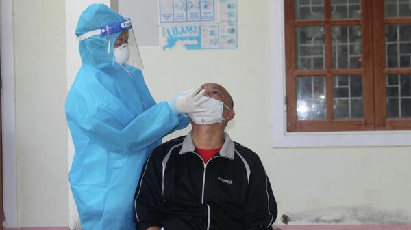  Nhân viên y tế huyện Con Cuông lấy mẫu test nhanh cho người dân địa phương - Sputnik Việt Nam