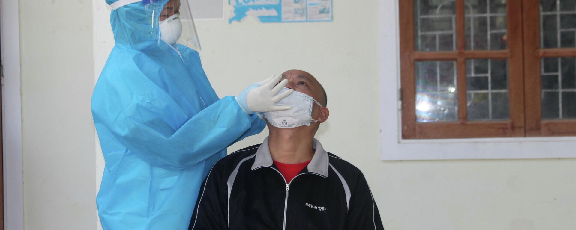  Nhân viên y tế huyện Con Cuông lấy mẫu test nhanh cho người dân địa phương - Sputnik Việt Nam, 1920, 28.12.2021