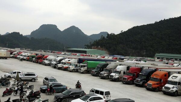 Xe chờ thông quan hàng hóa tại bãi xe cửa khẩu Tân Thanh (ảnh tư liệu) - Sputnik Việt Nam