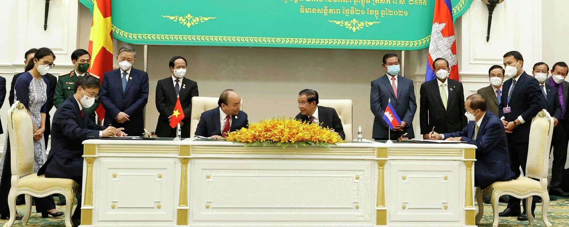 Chủ tịch nước Nguyễn Xuân Phúc và Thủ tướng Campuchia Samdech Techo Hun Sen chứng kiến lễ ký kết và trao đổi văn kiện hợp tác giữa hai nước - Sputnik Việt Nam, 1920, 22.12.2021