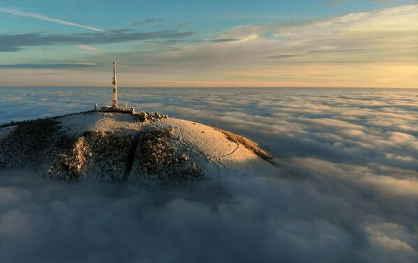 Đỉnh núi Mashuk với tháp truyền hình cao nhất châu Âu trong điều kiện ít mây ở Pyatigorsk, LB Nga - Sputnik Việt Nam