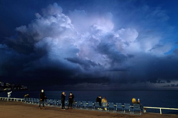 Mọi người nhìn lên những đám mây lớn trên Promenade des Anglais ở Nice - Sputnik Việt Nam