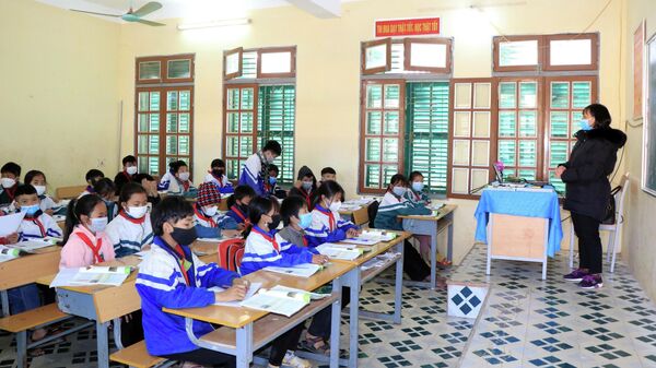 Giờ học bộ môn Khoa học tự nhiên của học sinh lớp 6, Trường Tiểu học và Trung học Cơ sở Nà Bó, huyện Mai Sơn, tỉnh Sơn La - Sputnik Việt Nam