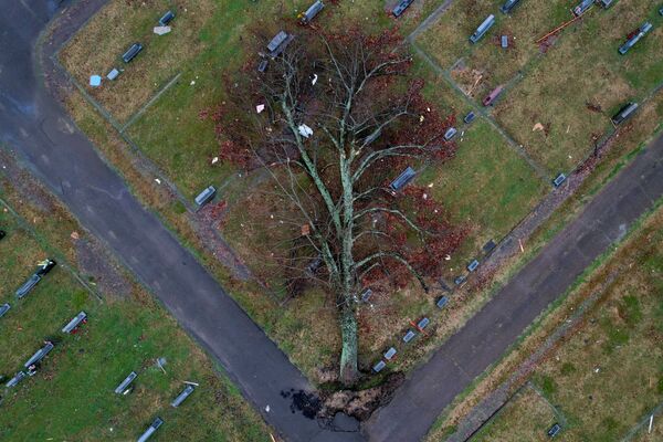 Cảnh cây rơitừ trên cao trong một nghĩa trang ở Mayfield, Mỹ - Sputnik Việt Nam