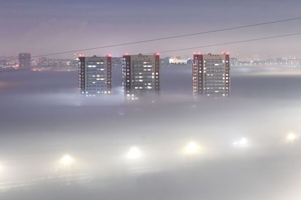 Tòa nhà nhiều tầng ở Omsk (Nga), bao phủ trong sương mù - Sputnik Việt Nam