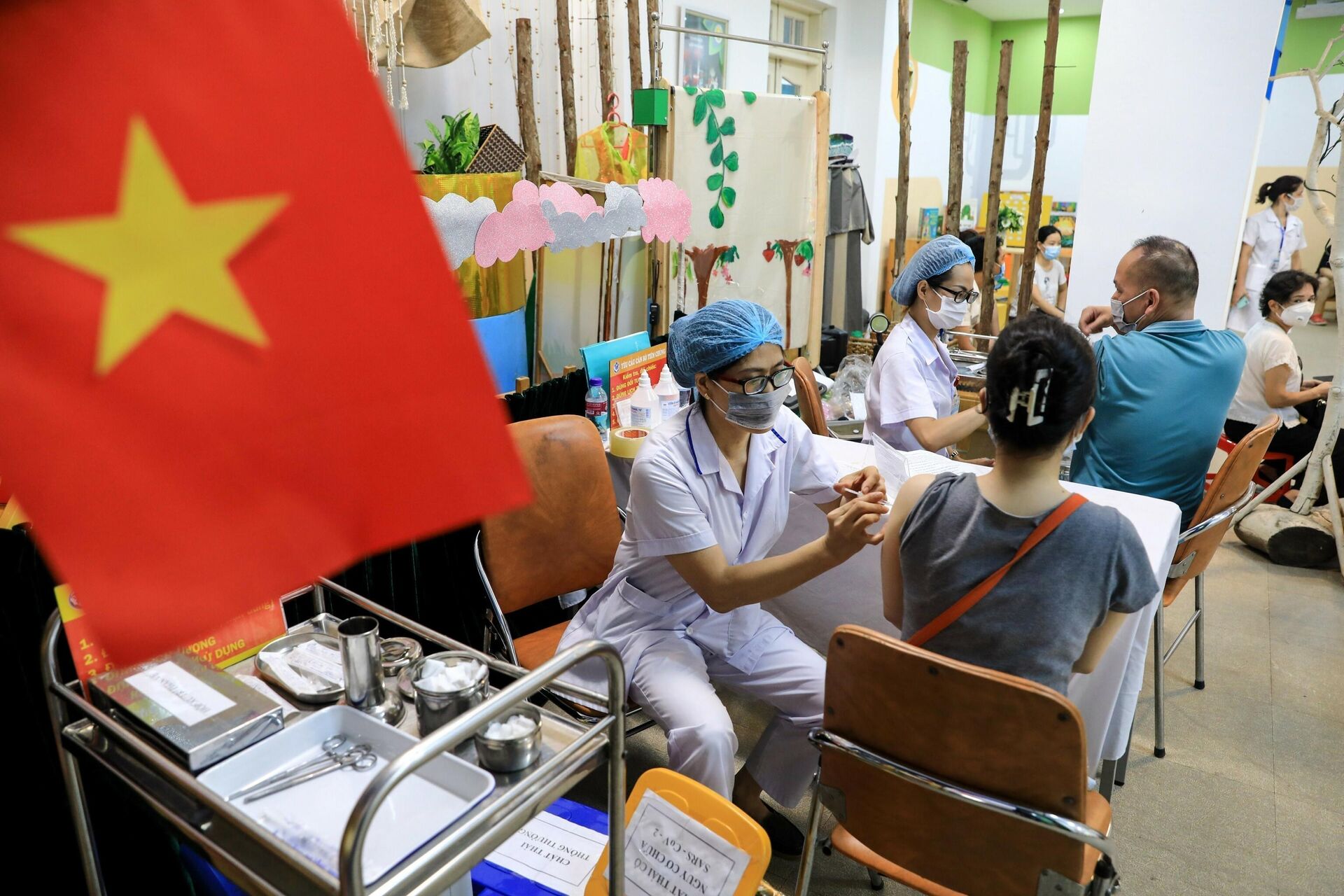 Hà Nội triển khai tiêm vaccine phòng COVID-19 cho toàn bộ người trên 18 tuổi.  - Sputnik Việt Nam, 1920, 01.01.2022