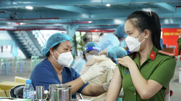 TP Hồ Chí Minh triển khai tiêm vaccine phòng COVID-19 mũi 3 cho lực lượng tuyến đầu. - Sputnik Việt Nam