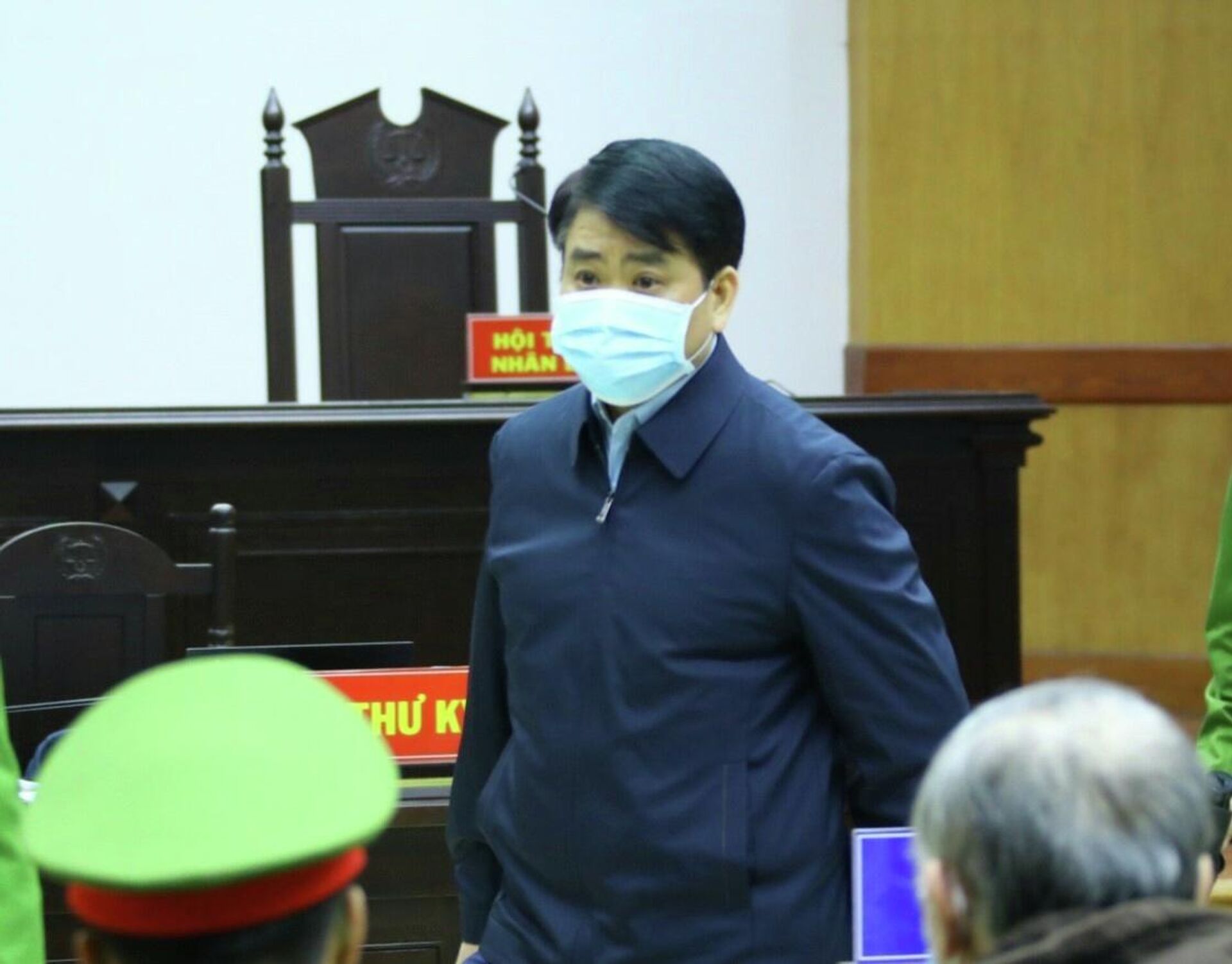 Cảnh sát dẫn giải cựu Chủ tịch UBND thành phố Hà Nội Nguyễn Đức Chung vào Phòng xét xử - Sputnik Việt Nam, 1920, 27.12.2021