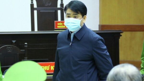 Cảnh sát dẫn giải cựu Chủ tịch UBND thành phố Hà Nội Nguyễn Đức Chung vào Phòng xét xử - Sputnik Việt Nam