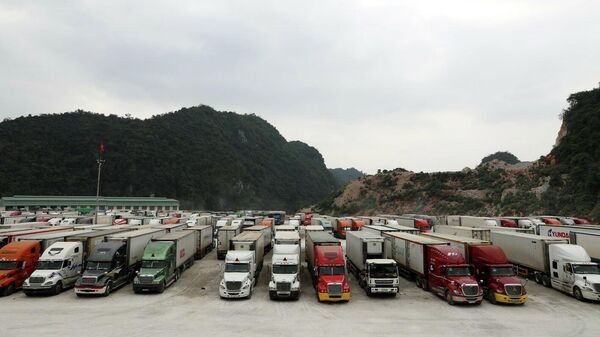Xe chờ thông quan hàng hóa tại bãi xe cửa khẩu Tân Thanh (ảnh tư liệu) - Sputnik Việt Nam