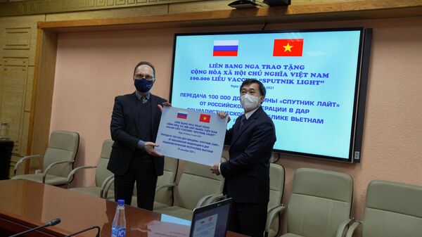 Lễ trao tặng 100.000 liều vaccine Sputnik Light của Liên bang Nga cho Việt Nam - Sputnik Việt Nam