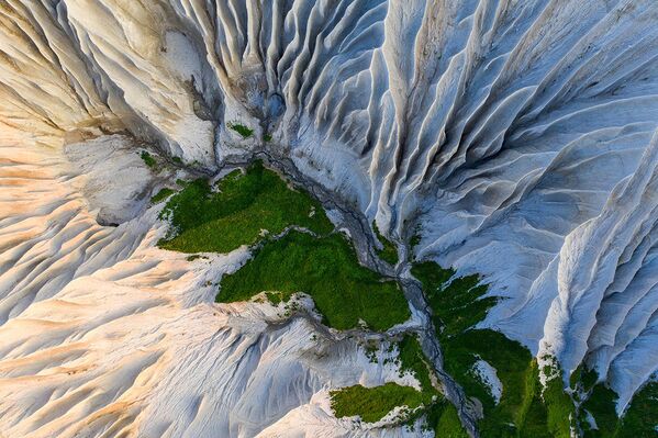 Tác phẩm &quot;Đôi cánh của những tảng đá trắng&quot;, nhiếp ảnh gia Alexei Kharitonov, chiến thắng hạng mục &quot;Nghệ thuật trong tự nhiên&quot;, cuộc thi “Thiên nhiên hoang dã ở Nga” -2021&quot; do tạp chí National Geographic Russia bình chọn - Sputnik Việt Nam