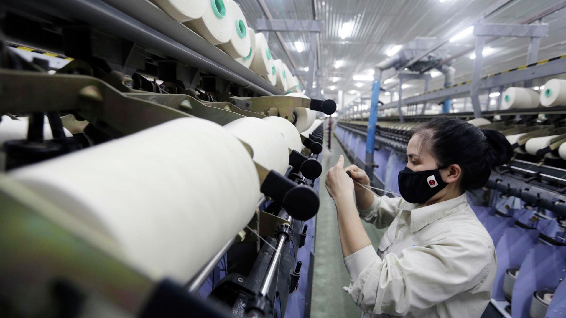 Sản xuất sợi tại Công ty TNHH Dệt Hà Nam. Ngành dệt may 'cán đích' với doanh thu xuất khẩu đạt 39 tỷ USD - Sputnik Việt Nam, 1920, 29.12.2021