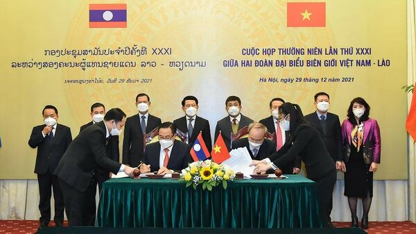 Bộ trưởng Ngoại giao Lào Saleumsay Kommasith và Thứ trưởng Ngoại giao Nguyễn Minh Vũ chứng kiến Lễ ký biên bản ghi nhận những nội dung đã thống nhất giữa hai bên - Sputnik Việt Nam