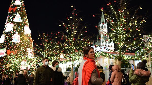 Người qua đường trên Quảng trường Đỏ được trang hoàng đón năm mới ở Moscow. Đã ghi lại. - Sputnik Việt Nam