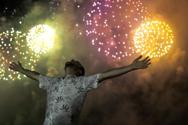 Một người đàn ông trong lễ hội pháo hoa mừng Năm Mới ở Brazil - Sputnik Việt Nam