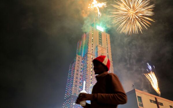 Một cư dân Nairobi trong lễ hội pháo hoa mừng Năm Mới ở Kenya - Sputnik Việt Nam
