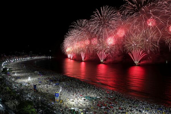 Mọi người trên bãi biển Copacabana trong màn pháo hoa mừng Năm Mới ở Rio de Janeiro - Sputnik Việt Nam