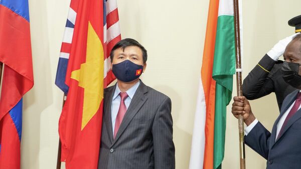 Đại sứ Đặng Đình Quý, Trưởng Phái đoàn đại diện Việt Nam tại Liên Hợp Quốc, tham gia lễ hạ quốc kỳ. - Sputnik Việt Nam