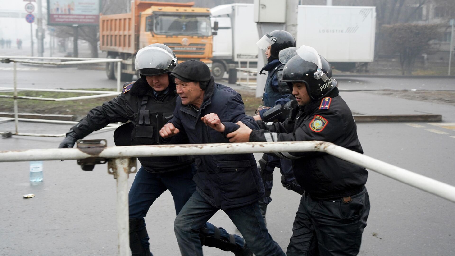 Biểu tình khí đốt ở Kazakhstan. Bạo loạn ở Almaty. Cảnh sát bắt giữ những người biểu tình - Sputnik Việt Nam, 1920, 05.01.2022