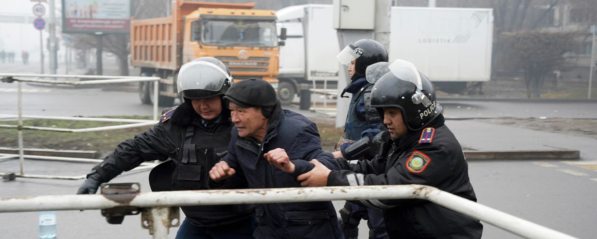 Biểu tình khí đốt ở Kazakhstan. Bạo loạn ở Almaty. Cảnh sát bắt giữ những người biểu tình - Sputnik Việt Nam, 1920, 06.01.2022