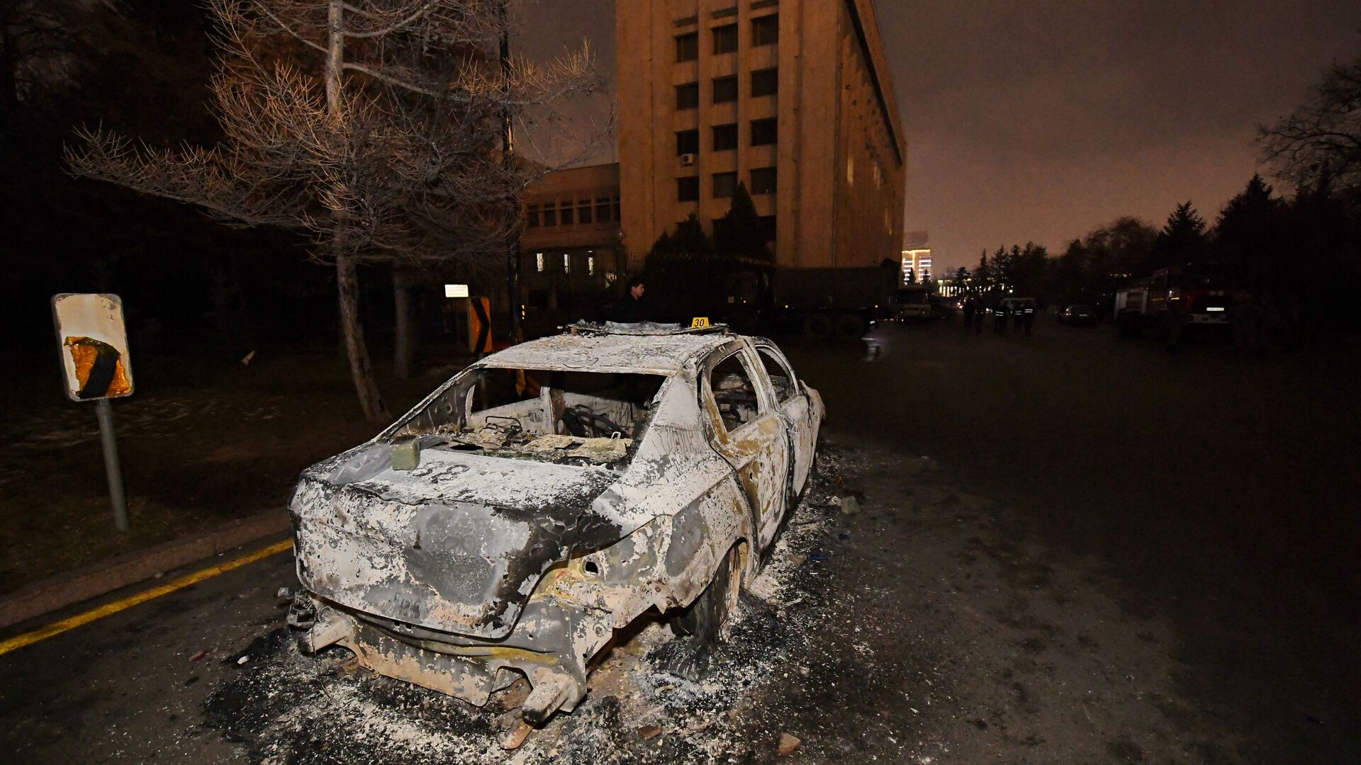 Một chiếc ô tô bị cháy gần tòa thị chính trong một cuộc biểu tình, Alma-Ata, Kazakhstan - Sputnik Việt Nam, 1920, 06.01.2022