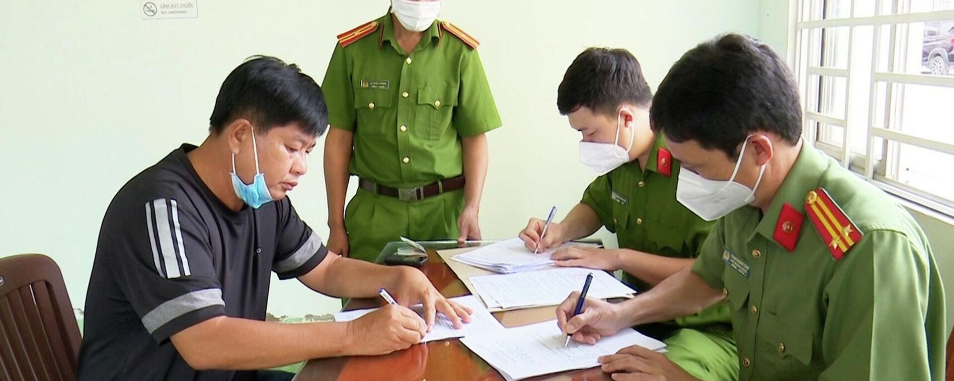 Thực hiện thủ tục bắt tạm giam bị can đối với Nguyễn Văn Sang. - Sputnik Việt Nam, 1920, 06.01.2022