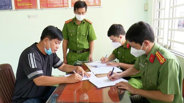 Thực hiện thủ tục bắt tạm giam bị can đối với Nguyễn Văn Sang. - Sputnik Việt Nam