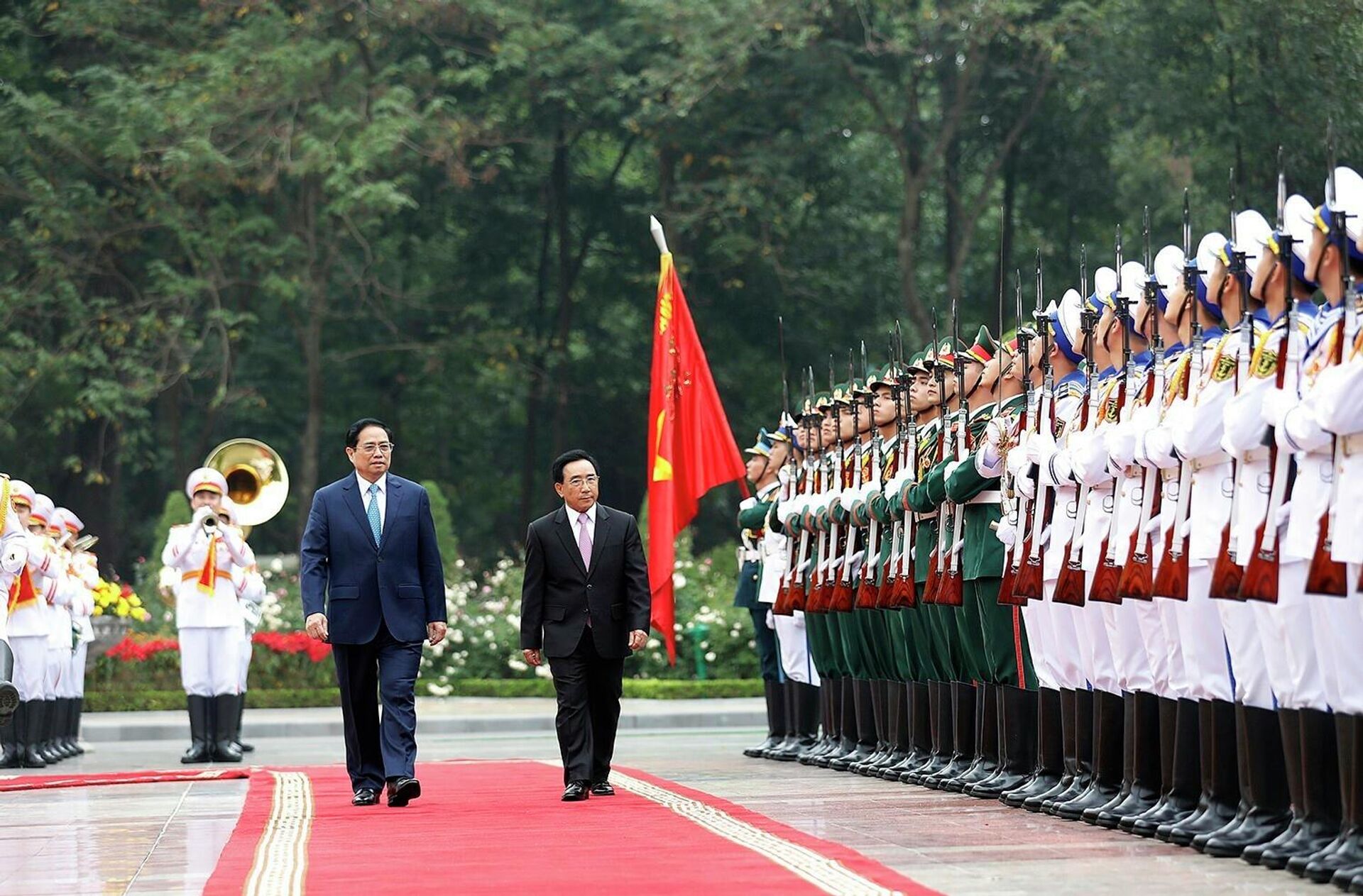 Thủ tướng Phạm Minh Chính và Thủ tướng Lào Phankham Viphavanh duyệt Đội danh dự Quân đội nhân dân Việt Nam - Sputnik Việt Nam, 1920, 08.01.2022