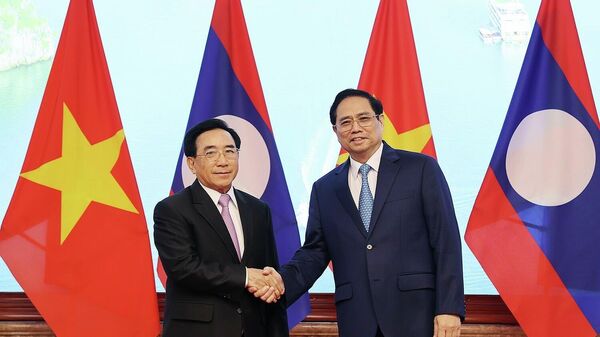 Thủ tướng Phạm Minh Chính và Thủ tướng Lào Phankham Viphavanh chụp ảnh chung - Sputnik Việt Nam