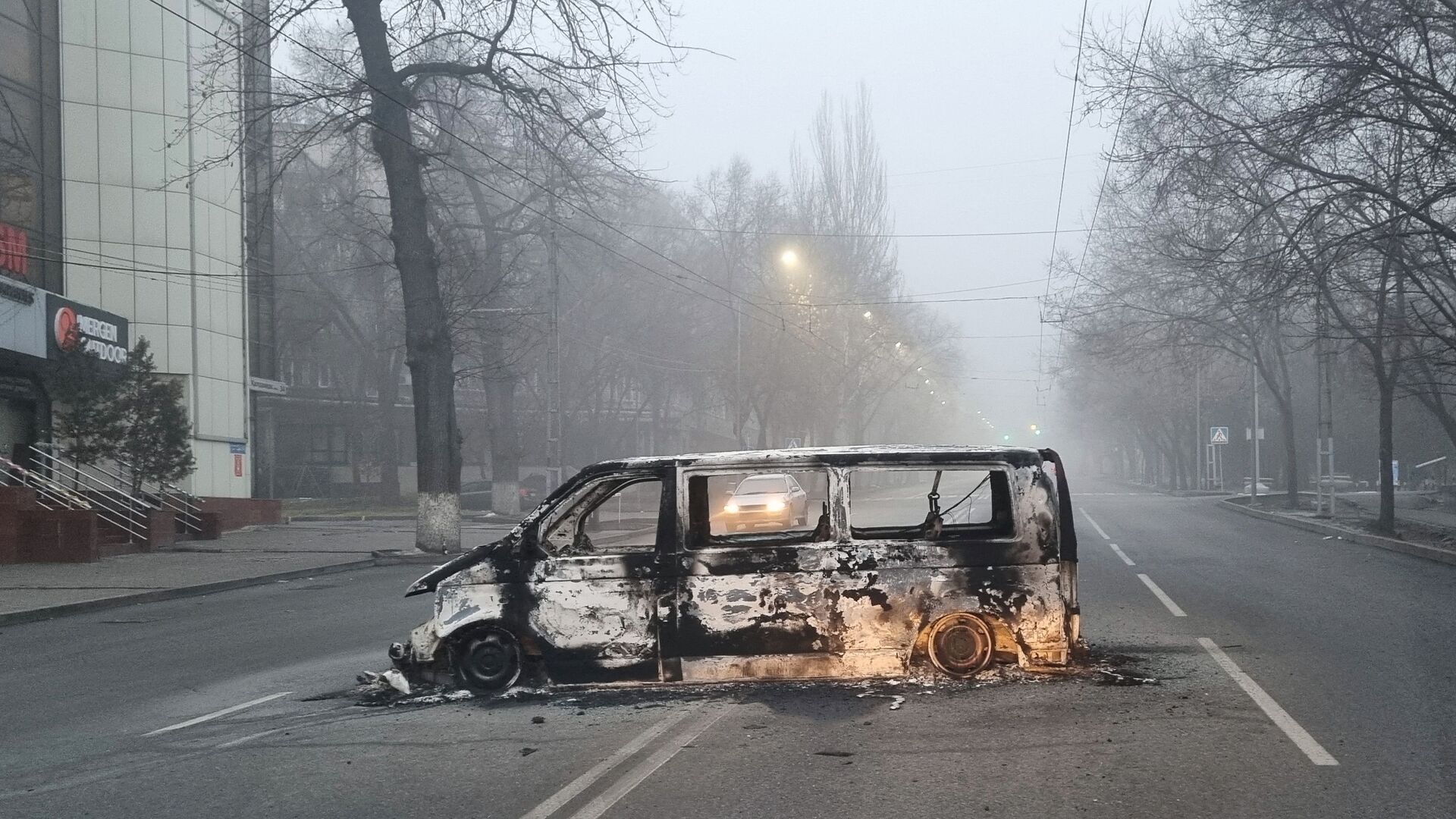 Xe bị đốt cháy trên một đường phố ở Almaty trong cuộc biểu tình phản đối tăng giá nhiên liệu - Sputnik Việt Nam, 1920, 09.01.2022