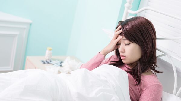 Cô gái bị cảm đang nằm trên giường - Sputnik Việt Nam