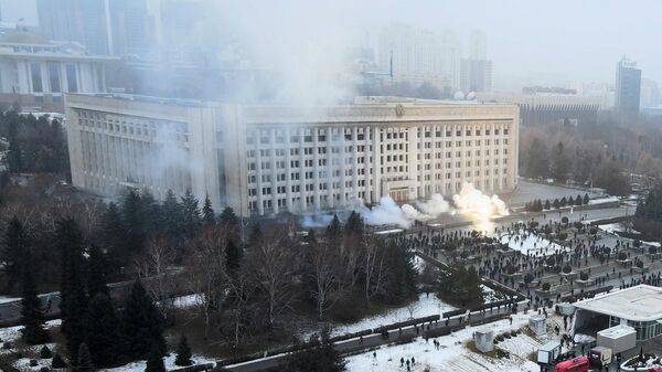 Biểu tình và bạo loạn ở Kazakhstan. Tòa nhà Akimat bị cháy ở Almaty - Sputnik Việt Nam